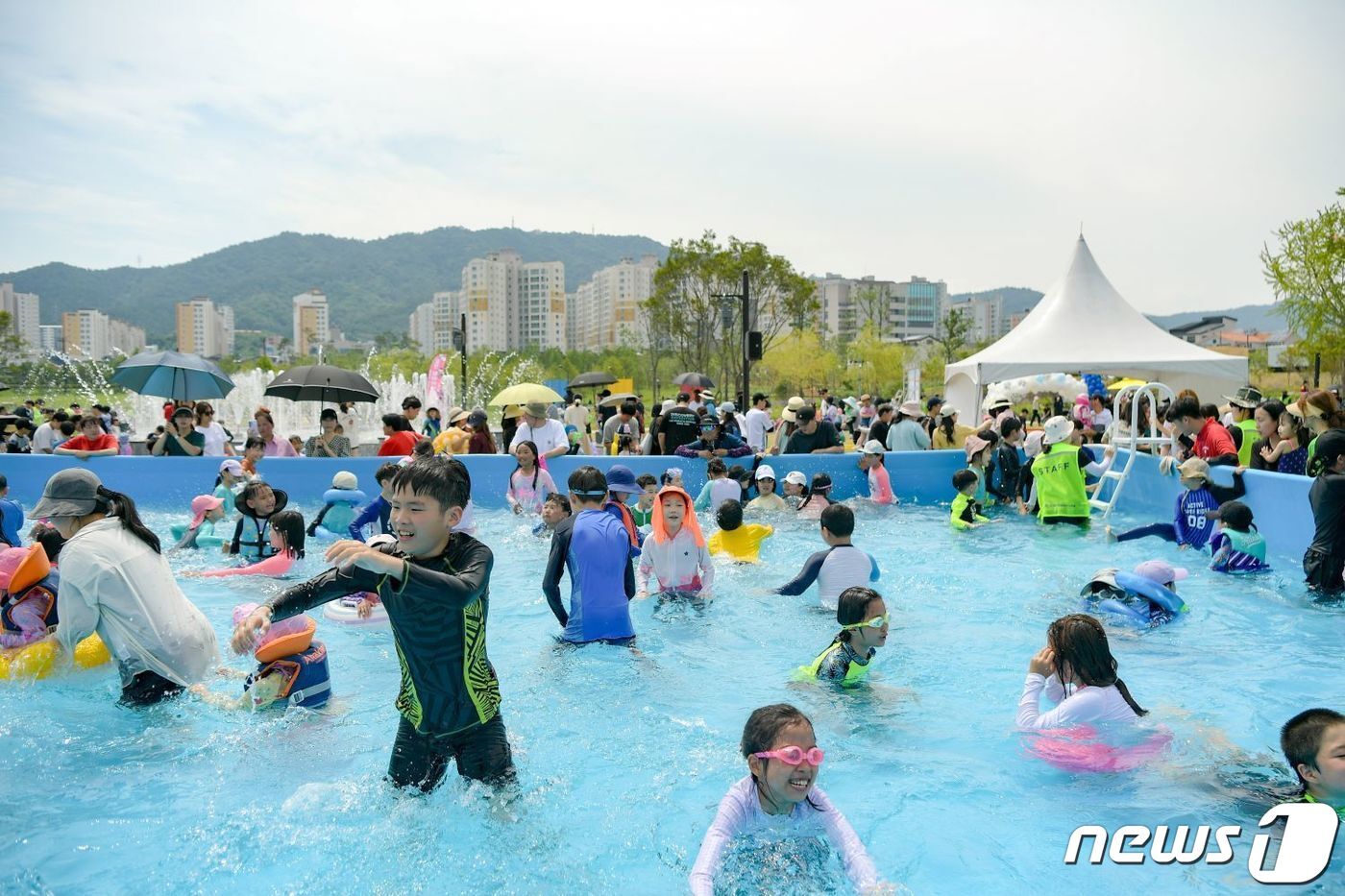 본문 이미지 - 광주·전남 지역에 올해 첫 폭염특보가 발효 중인 가운데 18일 오후 순천만정원박람회 오천그린광장에 마련된 '초대형 워터아일랜드'에서 피서객들이 물놀이를 즐기고 있다.(순천시 제공)2023.6.18/뉴스1