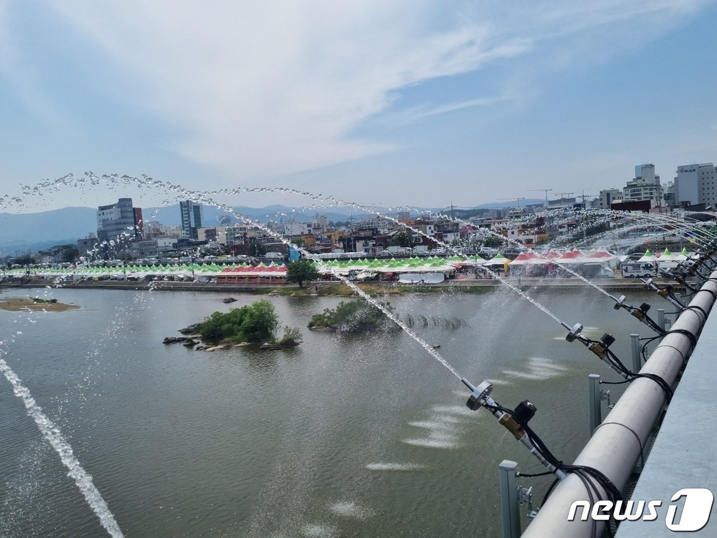 본문 이미지 - 18일 강릉단오제가 열리고 있는 강원 강릉시 남대천 단오행사장 인근 월화교에서 무더위를 식히는 분수가 나오고 있다. 2023.6.18/뉴스1 ⓒ News1 윤왕근 기자