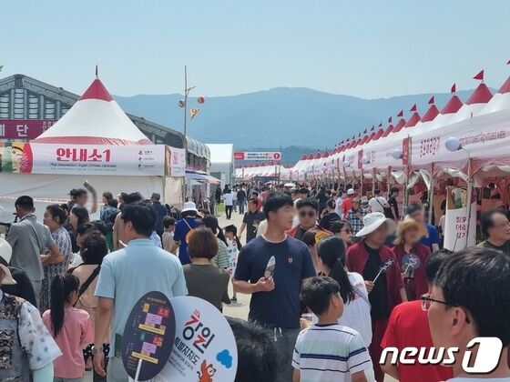 18일 강릉단오제가 열리고 있는 강원 강릉시 남대천 단오행사장에 무더위 속에서도 많은 방문객이 찾아 즐거운 시간을 보내고 있다. 2023.6.18/뉴스1 © News1 윤왕근 기자