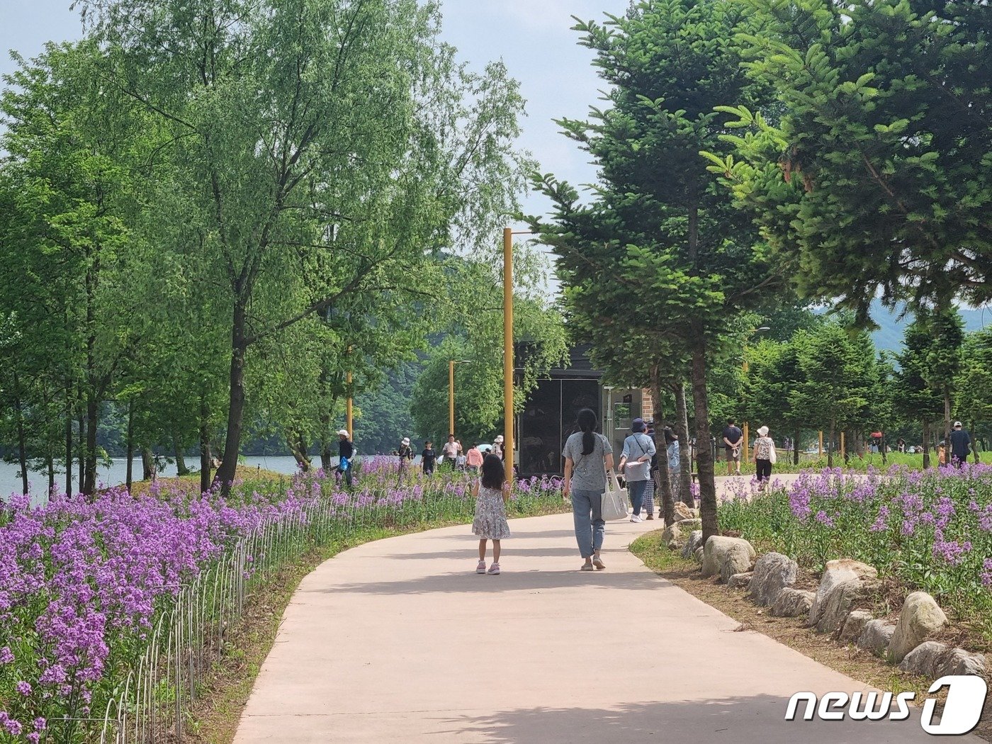  18일 폐막하는 경기 가평군 자라섬 남도 꽃페스티벌에도 막바지 봄꽃을 즐기려는 나들이객들로 북적였다.2023.6.18./뉴스1 양희문 기자