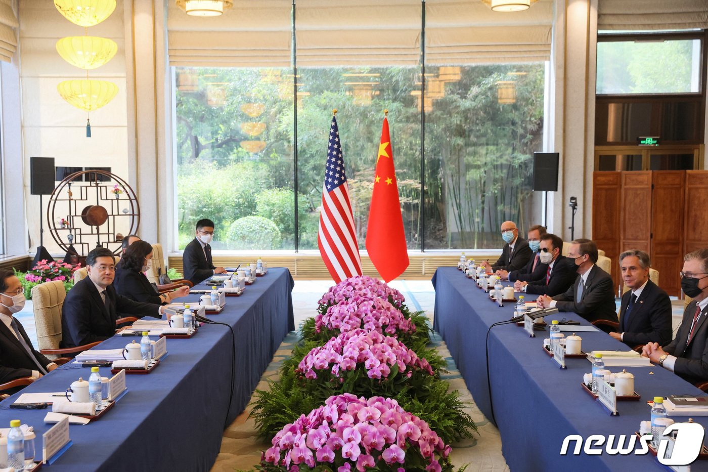 본문 이미지 - 중국을 방문중인 토니 블링컨 미국 국무장관과 친강 중국 국무위원 겸 외교부장(장관)이 18일 베이징 댜오위타이 국빈관에서 회담을 하고 있다. 2023.06.18 ⓒ 로이터=뉴스1 ⓒ News1 최종일 기자