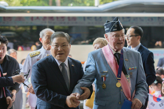 한국전 참전용사를 이끄는 소강석 새에덴교회 담임목사