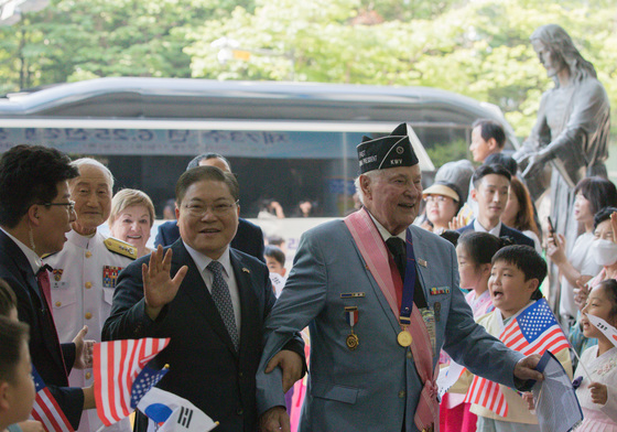 화답하는 소강석 목사와 커닝햄 전 한국전 참전용사회장