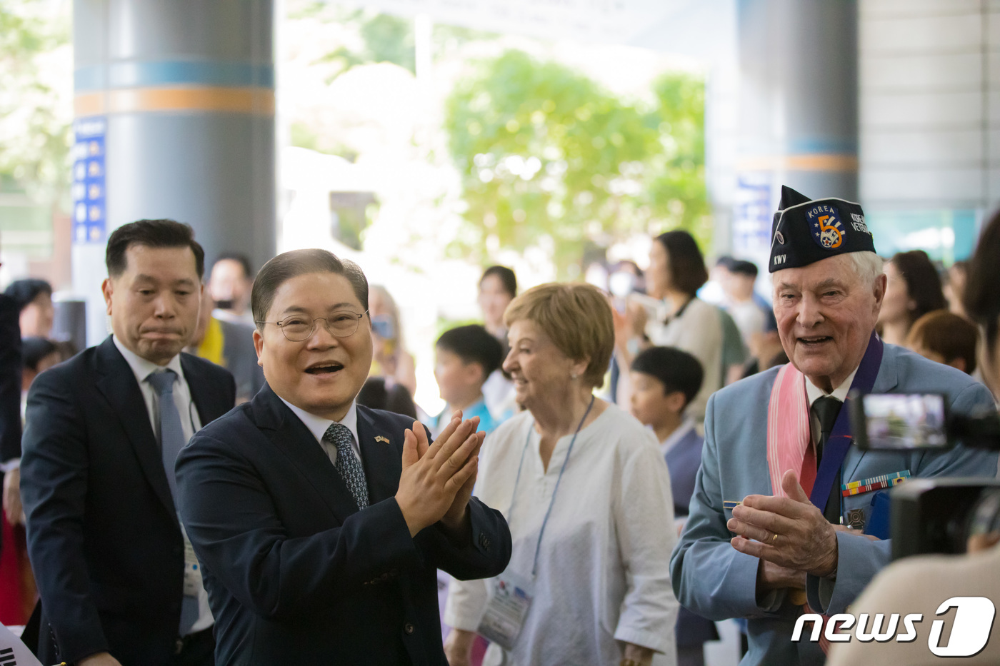 (서울=뉴스1) 박정환 문화전문기자 = 소강석 새에덴교회 담임목사와 커닝햄 전 한국전 참전용사회장이 18일 오후 경기 용인시 새에덴교회에서 열린 한·미 참전용상 초청 보은과 전몰장 …