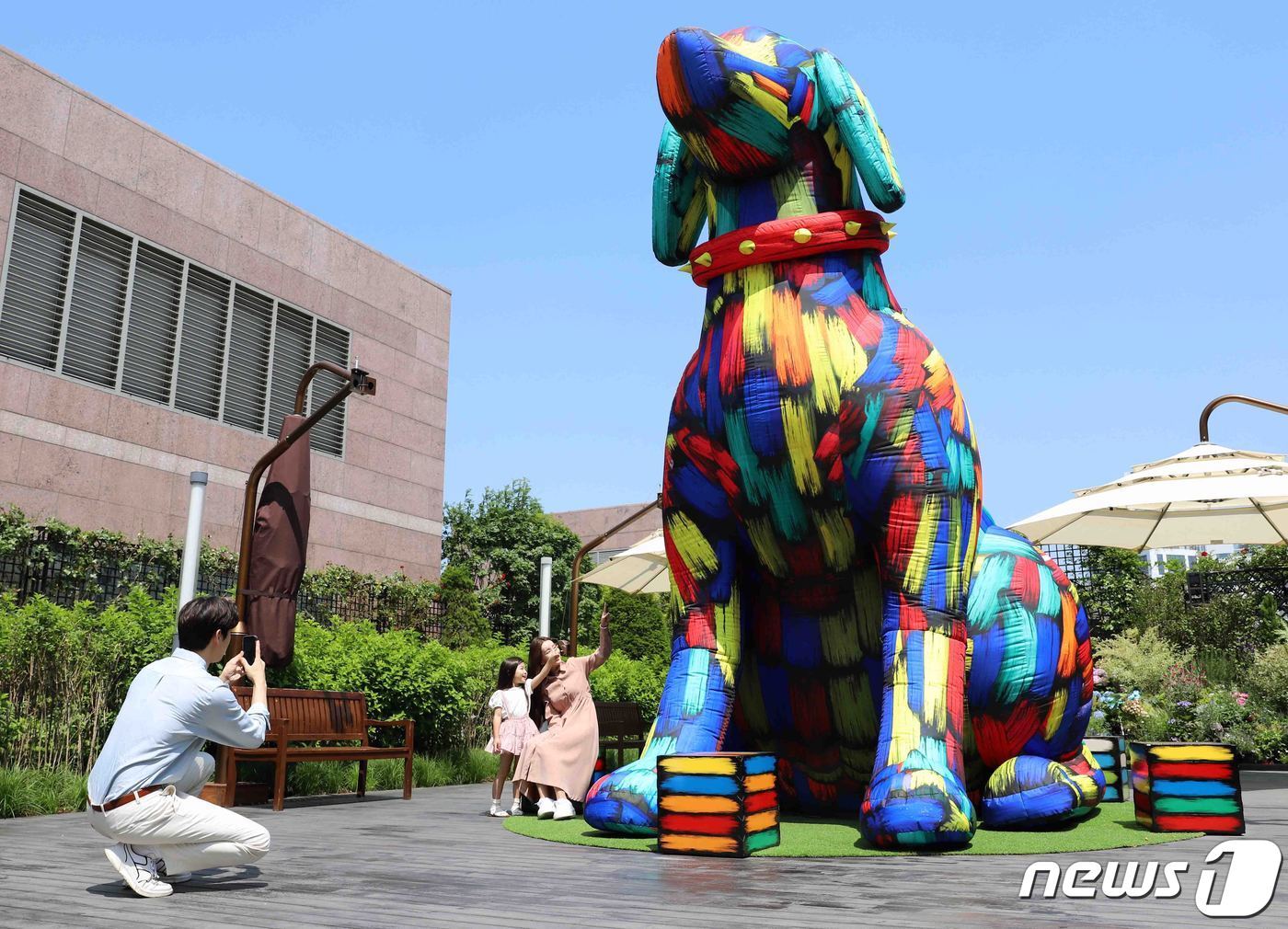 본문 이미지 - 5m 규모의 풍선 조형물인 'dog'(개)(신세계 제공)