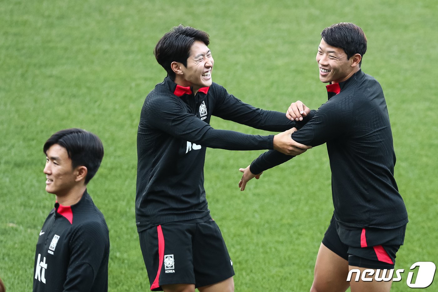 축구대표팀 이강인과 황희찬이 엘살바도르와의 평가전을 이틀 앞둔 18일 대전 유성구 대전월드컵경기장에서 훈련 중 미소짓고 있다. 2023.6.18/뉴스1 ⓒ News1 유승관 기자