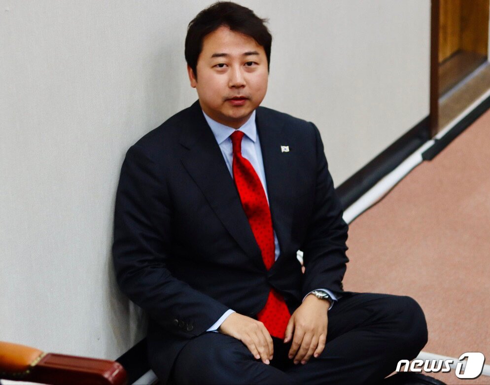 본문 이미지 - 장예찬 국민의힘 최고위원이 15일 국민의힘 최고위원회의에서 "장경태 더불어민주당 의원이 무릎보호대를 차고 계획된 기절 쇼를 했다는 의혹이 제기된다"며 직접 무릎보호대를 한 상태로 양반다리를 하고 있다(장 최고위원 페이스북 갈무리).