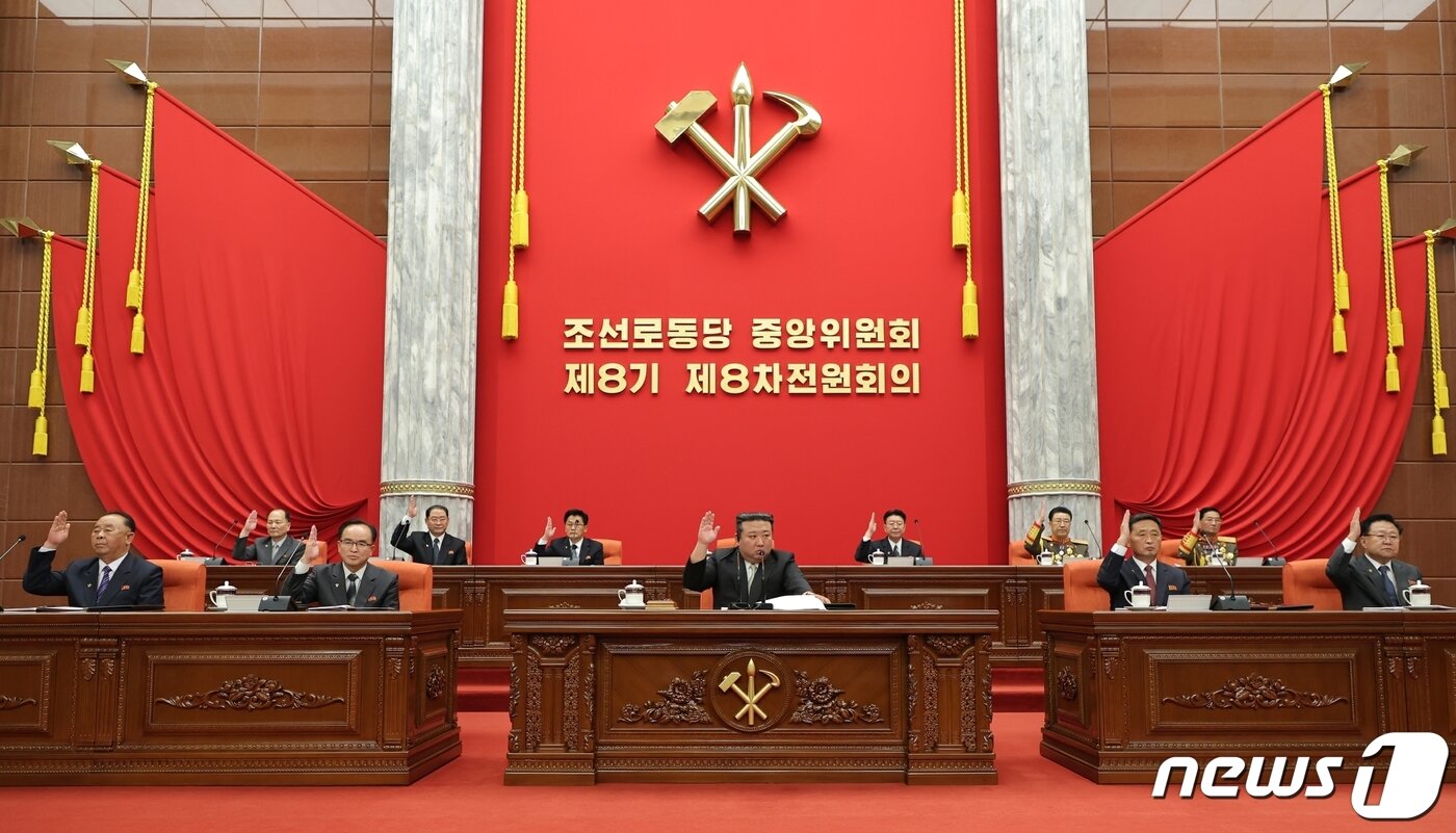 본문 이미지 - &#40;평양 노동신문=뉴스1&#41; = 북한은 김정은 노동당 총비서가 참석한 가운데 당 중앙위원회 8기 8차 전원회의를 16~18일 당 중앙위원회 본부에서 진행했다고 당 기관지 노동신문이 19일 보도했다. 북한은 전원회의에서 지난달 31일 발사한 첫 군사정찰위성 발사실패를 고강도 총화&#40;결산&#41;하고 빠른 시일 내 재발사하겠다고 밝혔다. [국내에서만 사용가능. 재배포 금지. DB 금지. For Use Only in the Republic of Korea. Redistribution Prohibited] rodongphoto@news1.kr