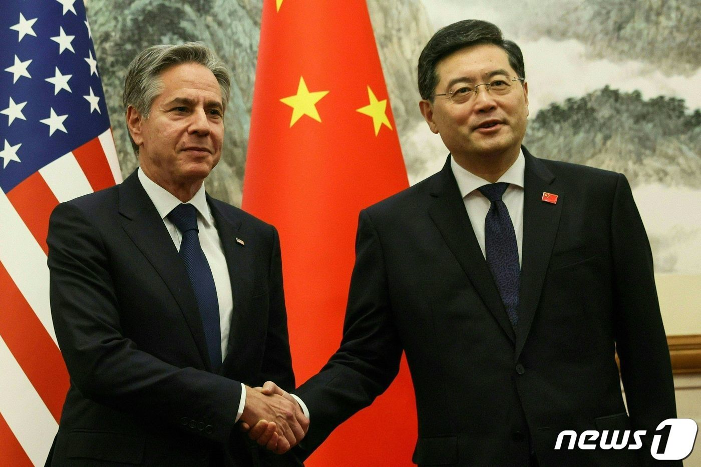 본문 이미지 - 토니 블링컨 미국 국무장관이 18일(현지시간) 미국 국무장관으론 5년만에 중국을 방문해 베이징의 댜오위타이 국빈관에서 회담에 앞서 친강 국무위원 겸 외교부장과 악수를 하고 있다. 2023.6.19 ⓒ AFP=뉴스1 ⓒ News1 우동명 기자