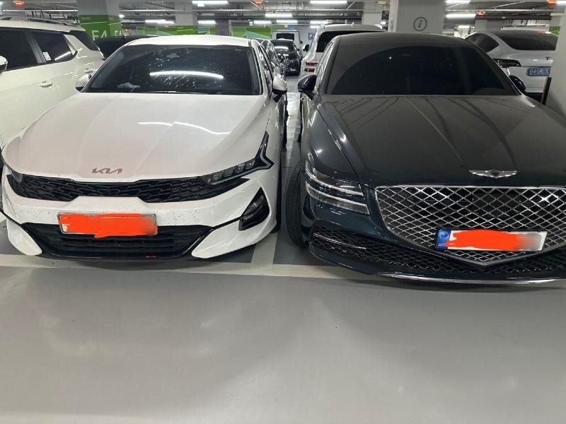 본문 이미지 - 흰색 K5가 다른 차가 옆에 대지 못하게 선을 밟고 주차했지만 제네시스 차주는 어려움을 무릅쓰고서라도 옆 칸에 주차했다. ('보배드림' 갈무리)