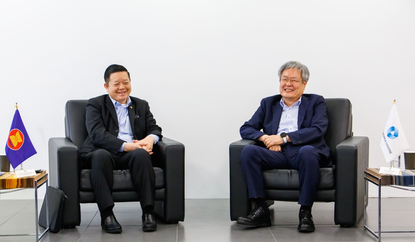 본문 이미지 - 대화를 나누고 있는 김해용 한-아세안센터 사무총장과 까으 끔 후은 아세안 사무총장=한아세안센터