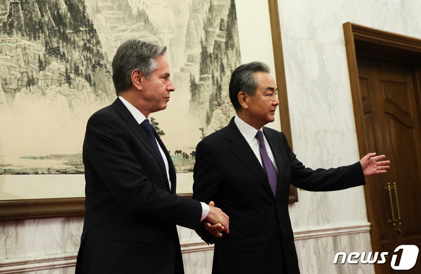 본문 이미지 - 토니 블링컨 미국 국무장관이 19일 베이징의 댜오위타이 국빈관에서 왕이 중국 공산당 중앙정치국 위원과 만나 악수하고 있다. 2023.06.19/뉴스1 ⓒ 로이터=뉴스1 ⓒ News1 김민수 기자
