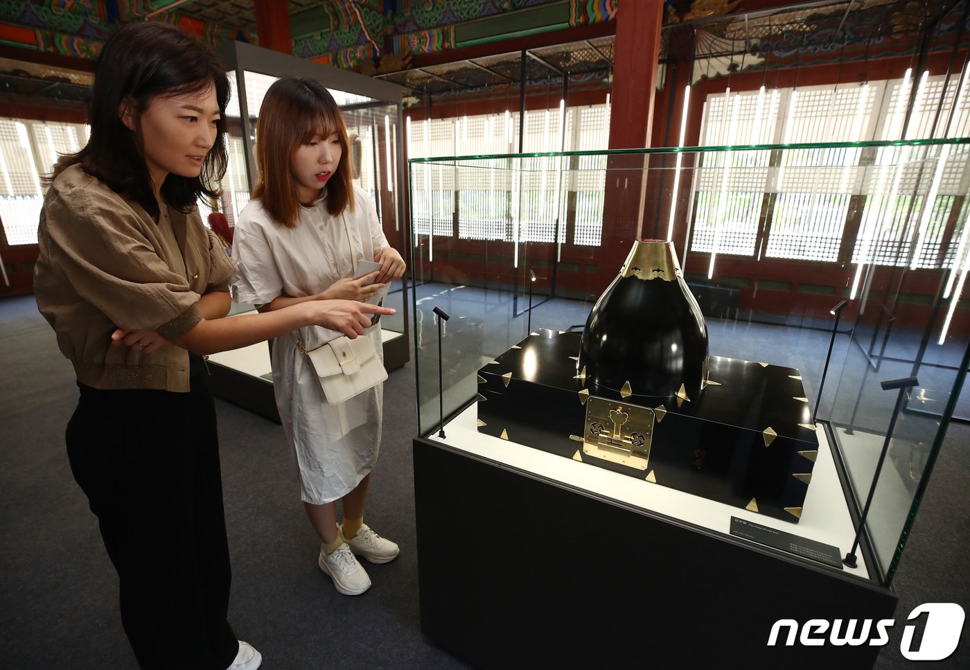 본문 이미지 - 19일 서울 중구 덕수궁 덕홍전에서 열린 한·독 수교 140주년 기념 특별전 '1899, 하인리히 왕자에게 보낸 선물' 전시 언론 공개회에서 관계자들이 갑주함을 보고 있다. 2023.6.19/뉴스1 ⓒ News1 김민지 기자