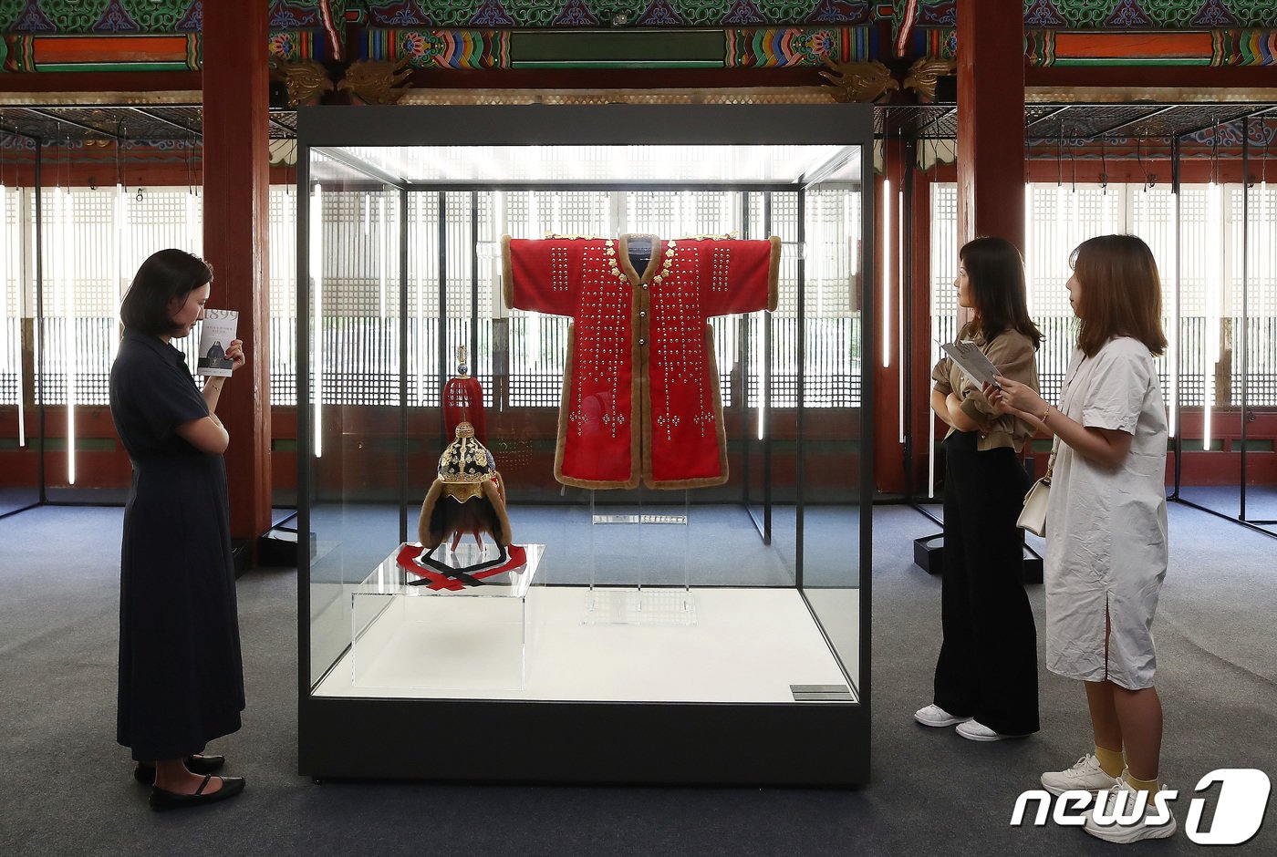 본문 이미지 - 19일 서울 중구 덕수궁 덕홍전에서 열린 한·독 수교 140주년 기념 특별전 '1899, 하인리히 왕자에게 보낸 선물' 전시 언론 공개회에서 관계자들이 작품을 보고 있다. 2023.6.19/뉴스1 ⓒ News1 김민지 기자