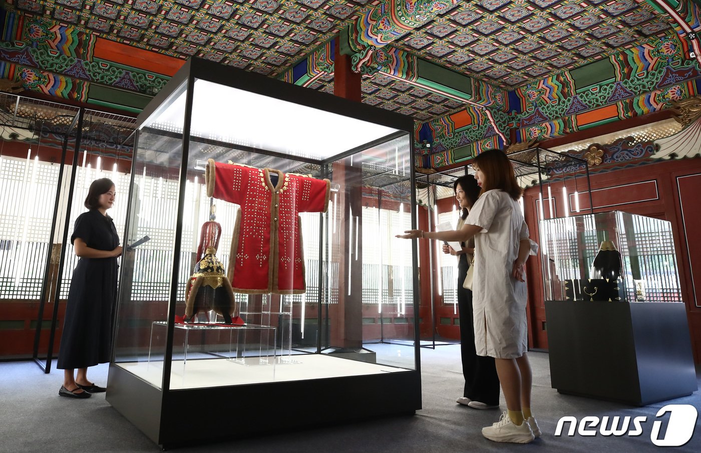 본문 이미지 - 19일 서울 중구 덕수궁 덕홍전에서 열린 한·독 수교 140주년 기념 특별전 '1899, 하인리히 왕자에게 보낸 선물' 전시 언론 공개회에서 관계자들이 작품을 보고 있다. 2023.6.19/뉴스1 ⓒ News1 김민지 기자