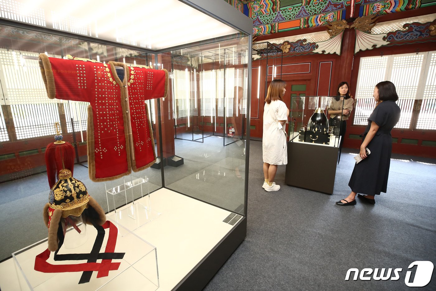 본문 이미지 - 19일 서울 중구 덕수궁 덕홍전에서 열린 한·독 수교 140주년 기념 특별전 '1899, 하인리히 왕자에게 보낸 선물' 전시 언론 공개회에서 관계자들이 갑주함을 보고 있다. 2023.6.19/뉴스1 ⓒ News1 김민지 기자