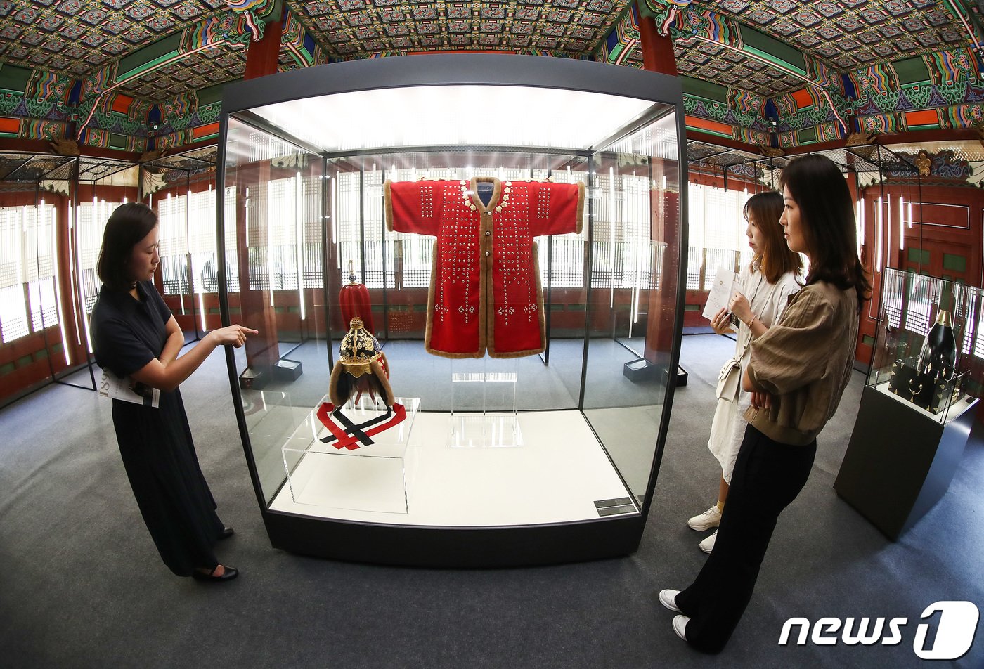 본문 이미지 - 19일 서울 중구 덕수궁 덕홍전에서 열린 한·독 수교 140주년 기념 특별전 '1899, 하인리히 왕자에게 보낸 선물' 전시 언론 공개회에서 관계자가 투구와 갑옷을 보고 있다. 2023.6.19/뉴스1 ⓒ News1 김민지 기자