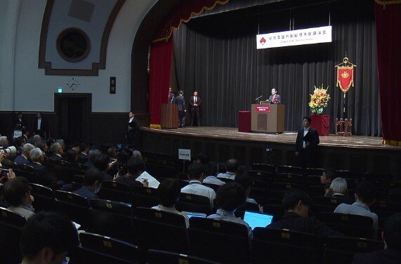 본문 이미지 - 18일 일본 도쿄 와세다대학 오쿠마 강당에서 기시다 후미오 총리가 후배들을 상대로 연설하고 있다. 강연에는 재학생 총 900여 명이 모였다. (출처 : 일본 총리관저) 2023.06.18/