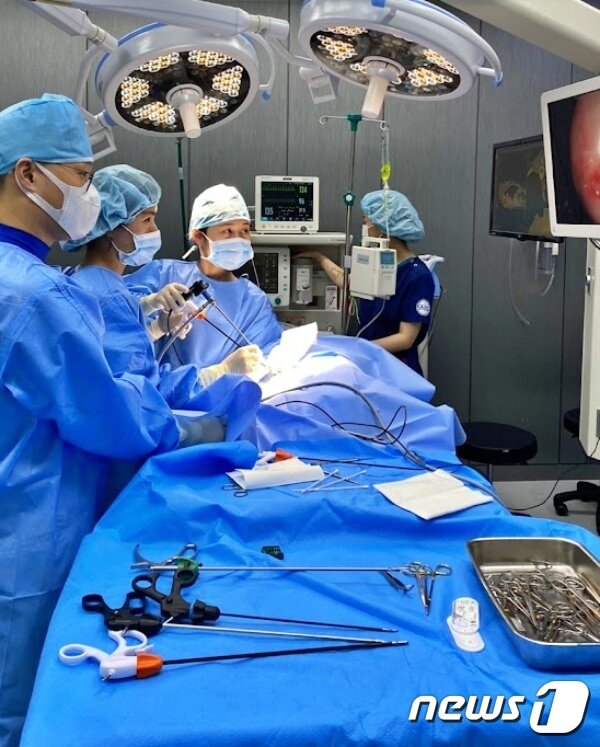 본문 이미지 - 반려견 폐암 수술 중인 수의사들(고려동물메디컬센터 제공) /뉴스1