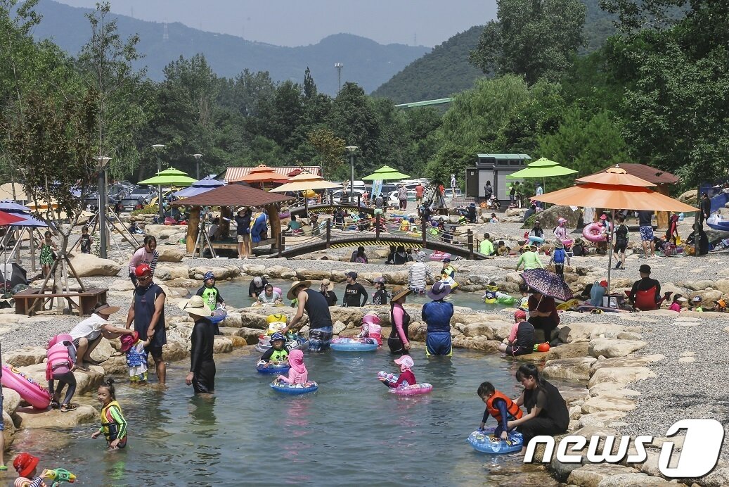 본문 이미지 - 동해무릉오선녀탕서 물놀이 즐기는 피서객.(동해시 제공) 2023.6.19/뉴스1