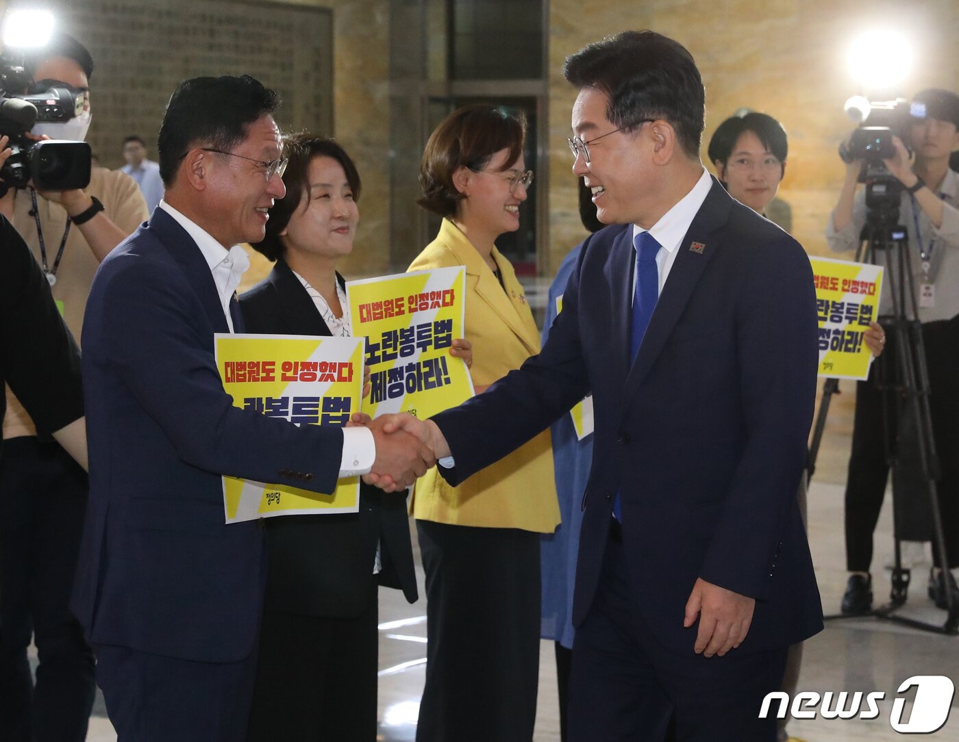 본문 이미지 - 이재명 대통령이 더불어민주당 대표 시절이던 2023년, 서울 여의도 국회 로텐더홀에서 노란봉투법 처리 촉구 피케팅을 하고 있는 정의당 의원들과 인사하고 있다. 2023.6.19/뉴스1 ⓒ News1 송원영 기자