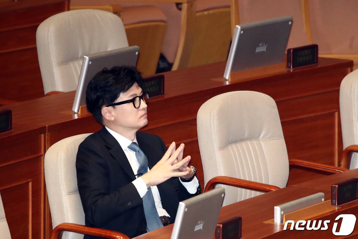 본문 이미지 - 한동훈 법무부 장관이 19일 오전 서울 여의도 국회에서 열린 제407회 국회(임시회) 제4차 본회의에 자리해 이재명 대표의 연설을 듣고 있다. ⓒ News1 황기선 기자