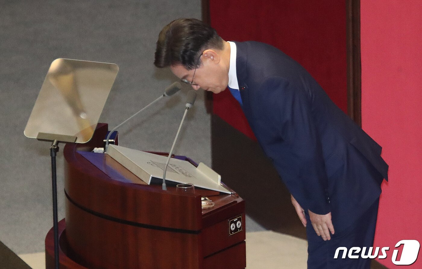 본문 이미지 - 이재명 더불어민주당 대표가 19일 오전 서울 여의도 국회에서 열린 제407회국회(임시회) 4차 본회의에서 교섭단체 대표연설을 마치고 고개 숙여 인사하고 있다. 2023.6.19/뉴스1 ⓒ News1 임세영 기자