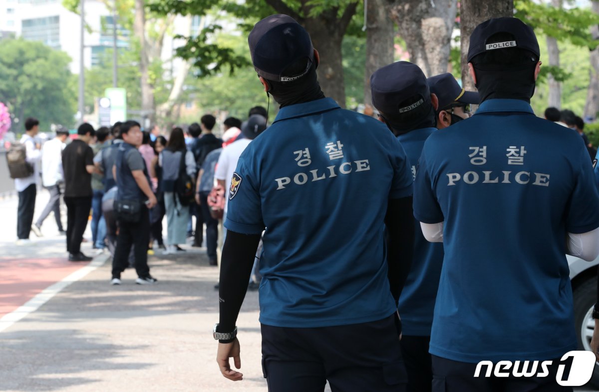 서울 용산구 전쟁기념관 앞에서 전국공무원노동조합원 등 집회에 경찰인력이 만일의 사태를 대비하고 있다. 대.2023.6.19/뉴스1 © News1 이동해 기자