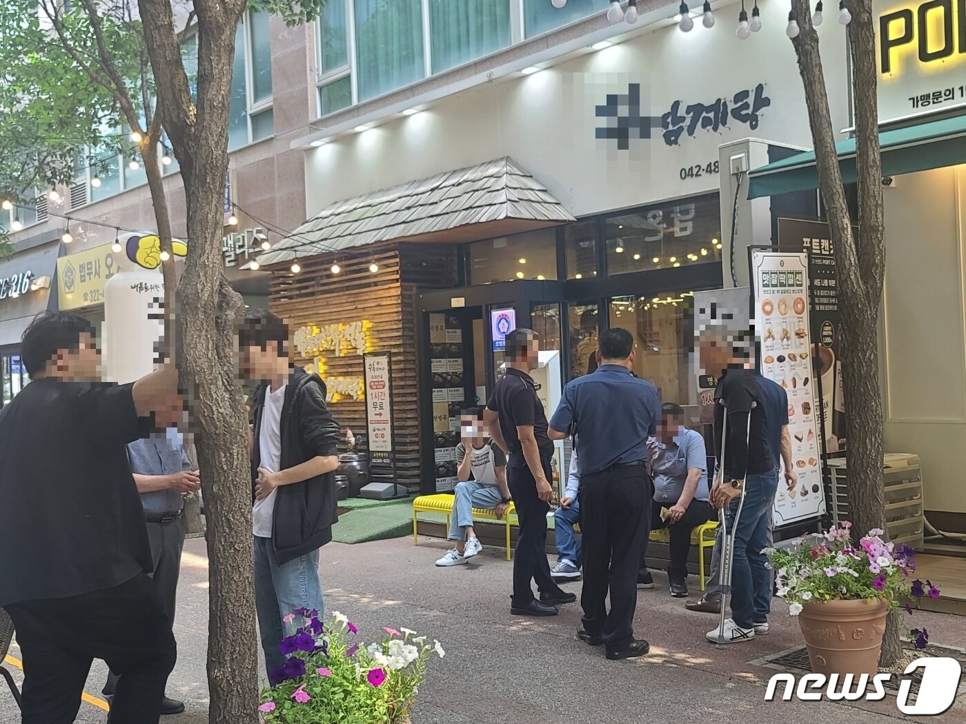 본문 이미지 - 이른 무더위가 찾아온 19일 점심시간 대전 둔산동의 한 삼계탕집에 손님들로 북적이고 있다. /뉴스1