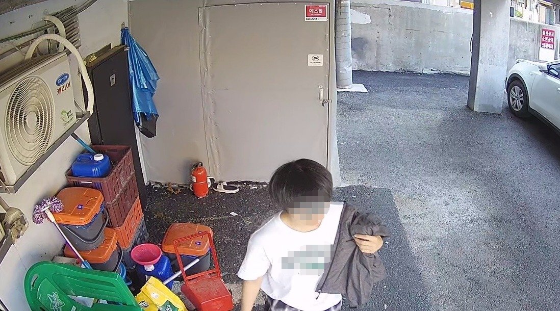 본문 이미지 - A씨 가게 앞에 대변을 누고 도망간 남성. &#40;&#39;아프니까 사장이다&#39; 갈무리&#41;