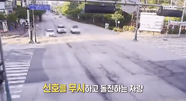 본문 이미지 - 지난 16일 오전 6시35분께 광주 광산구 신창동 우체국 사거리에서 일어난 음주 택시와 택배 트럭의 충돌 사고. (MBC '생방송 오늘 아침')