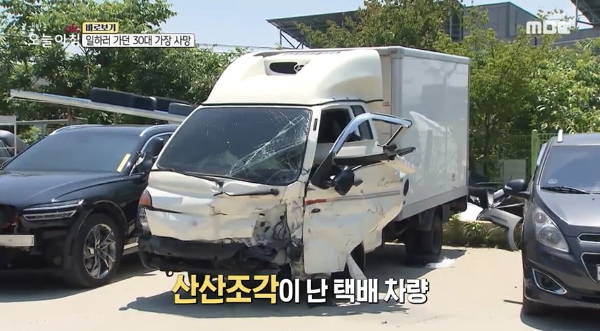 본문 이미지 - 사고를 당한 B씨의 택배 차량. (MBC '생방송 오늘 아침')