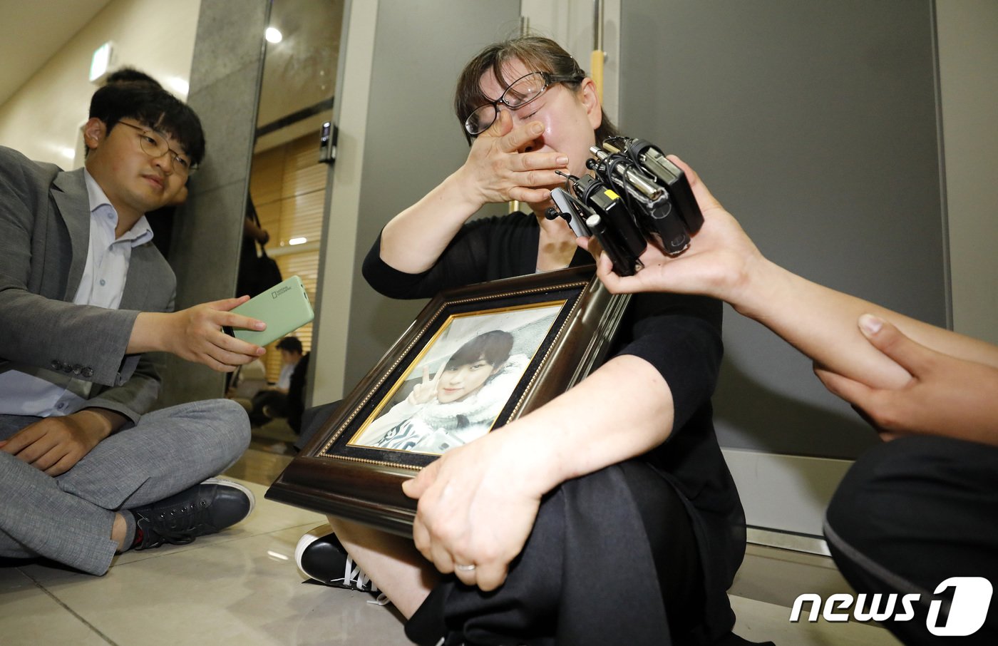 본문 이미지 - 학교폭력 소송에 불출석해 물의를 빚은 권경애 변호사의 징계위원회가 열리는 19일 서울 서초구 대한변호사협회 회관에서 영정 사진을 든 학교폭력 피해자 유족이 권 변호사의 징계 수위 결정을 앞두고 그의 영구 제명을 촉구하며 눈물을 흘리고 있다. 2023.6.19/뉴스1 ⓒ News1 박지혜 기자
