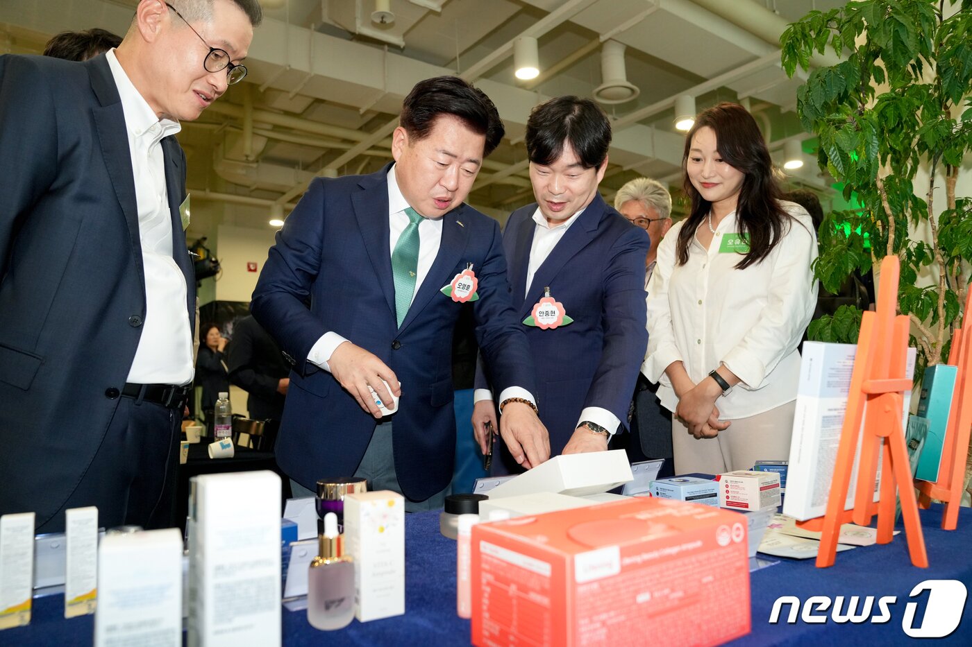 본문 이미지 - 오영훈 제주지사가 19일 제주창조경제센터 J-스페이스에서 '청정 바이오산업 글로벌 메카 도약'을 비전으로 하는 '제주 바이오산업 육성전략'을 발표한 후 도내 기업 등이 생산한 바이오제품을 둘러보고 있다.(제주도청 제공)/뉴스1