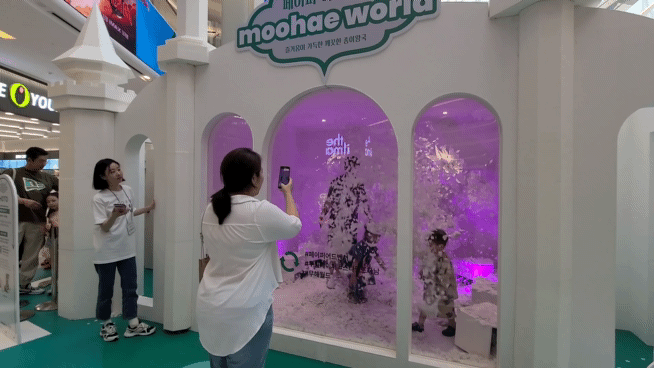 본문 이미지 -  펄프·제지기업 무림페이퍼가 신세계 스타필드하남 1층에 마련한 &#39;페이퍼 어드벤처-무해월드&#39; ⓒ 뉴스1 김민석 기자 