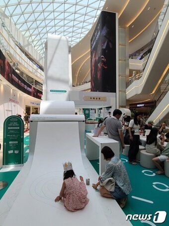 본문 이미지 -  펄프·제지기업 무림페이퍼가 신세계 스타필드하남 1층에 마련한 &#39;페이퍼 어드벤처-무해월드&#39; ⓒ 뉴스1 김민석 기자 