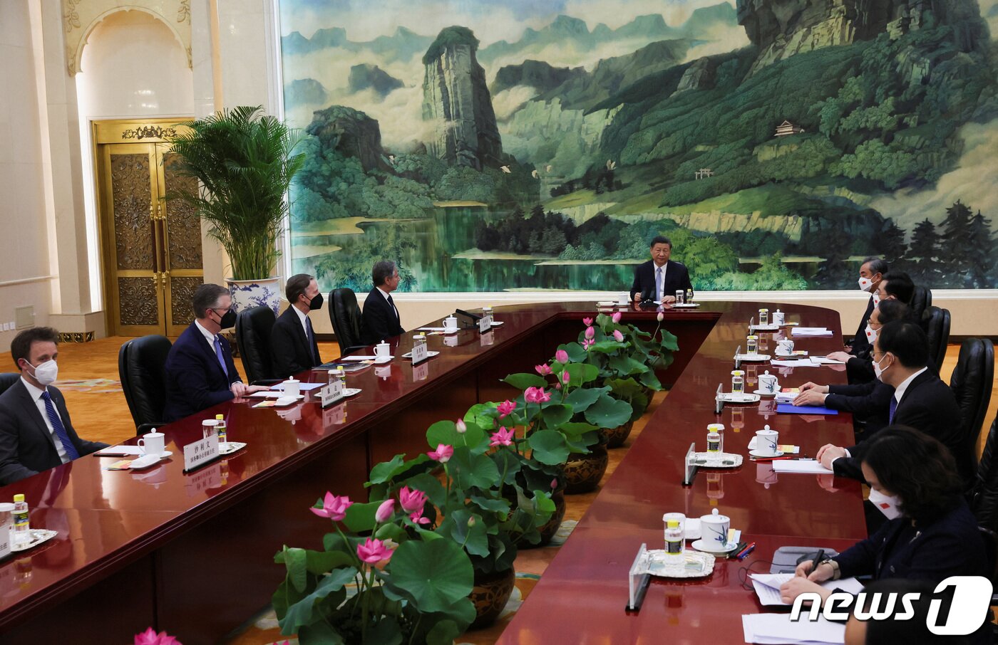 본문 이미지 - 중국을 방문중인 토니 블링컨 미국 국무장관이 19일 베이징 인민대회당에서 시진핑 중국 국가주석과 면담하고 있다. 상석에 앉아 았는 시 주석의 모습이 눈길을 끈다.  2023.06.19 ⓒ 로이터=뉴스1 ⓒ News1 최종일 기자