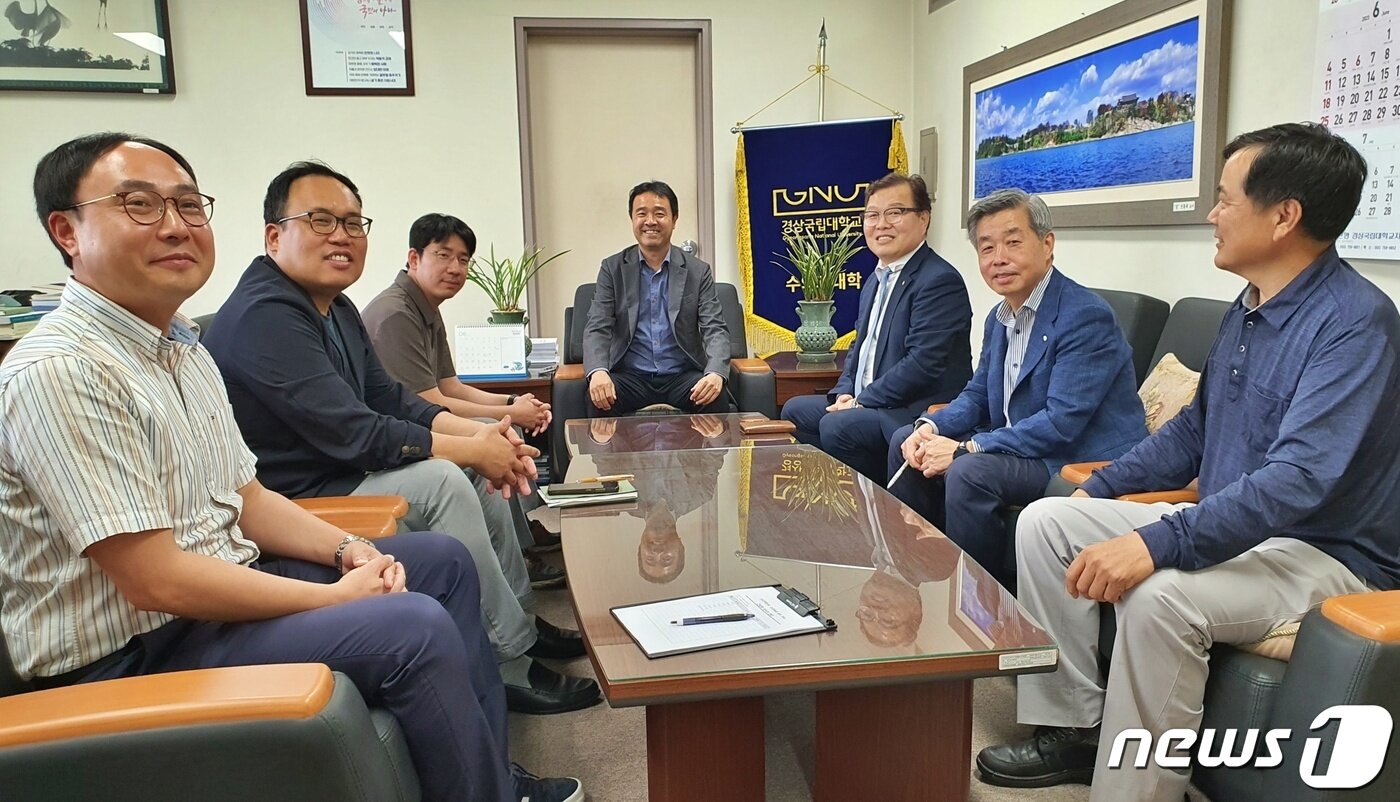 본문 이미지 - 이희천 경상대 수의과대학장(가운데)은 1일 가좌캠퍼스에서 '수의학과 JOB DAY' 강연자인 허주형 대한수의사회장(오른쪽 세 번째), 정병곤 한국동물약품협회장(오른쪽 두 번째)과 간담회를 가졌다. ⓒ 뉴스1 최서윤 기자