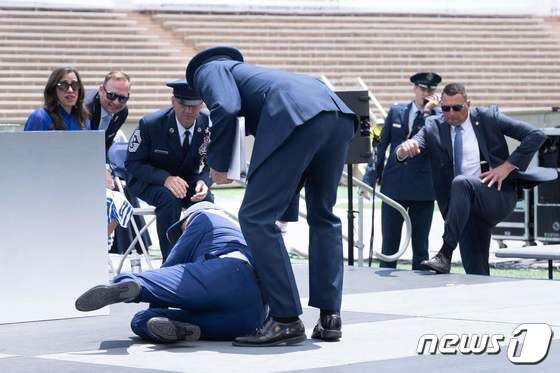 조 바이든 미국 대통령이 지난 6월1일(현지시간) 콜로라도주 콜로라도 스프링스의 공군사관학교 졸업식서 연설을 마치고 돌아가다 모래 주머니에 발이 걸려 넘어진 모습이 보인다. 2023.6.2 © AFP=뉴스1 © News1 우동명 기자