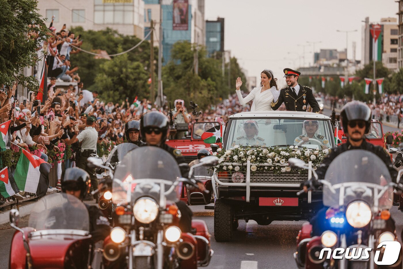 본문 이미지 - 1일(현지시간) 요르단 암만 자흐란 궁전에서 결혼식을 마친 알 후세인 빈 압둘라(28) 요르단 왕세자와 인 라즈와 알사이프(29)가 군중들의 환호를 받으며 자동차 행렬을 하고 있다. 2023.6.1 ⓒ 로이터=뉴스1 ⓒ News1 정윤미 기자