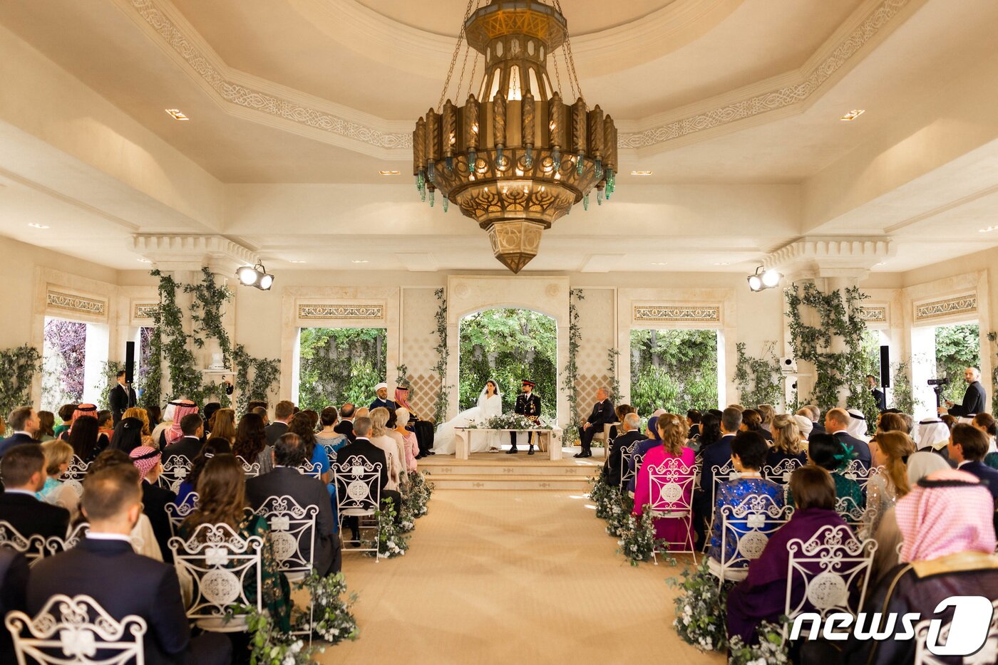 본문 이미지 - 1일(현지시간) 요르단 암만 자흐란 궁전에서 열린 알 후세인 빈 압둘라(28) 요르단 왕세자와 인 라즈와 알사이프(29) 결혼식 내부 모습. 2023.6.1 ⓒ 로이터=뉴스1 ⓒ News1 정윤미 기자
