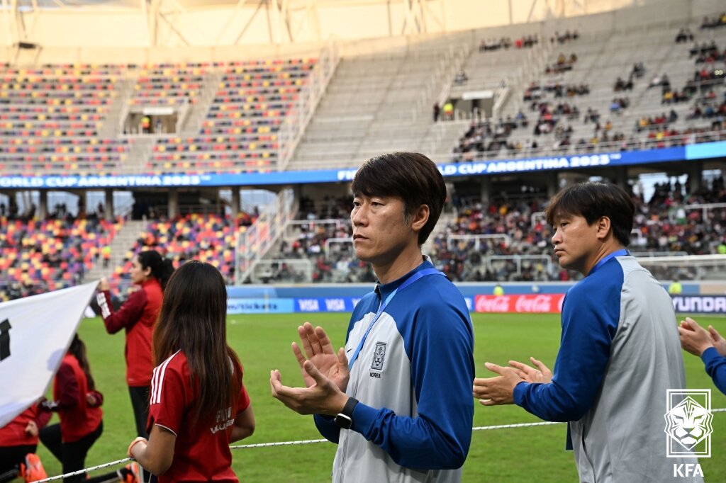 본문 이미지 - 2일(한국시간) 아르헨티나 산티아고 델 에스테로 스타디움에서 열린 '2023 FIFA U20 월드컵' 대한민국과 에콰도르의 16강전에서 김은중 감독이 선수들을 격려하고 있다.(대한축구협회 제공) 2023.6.2/뉴스1