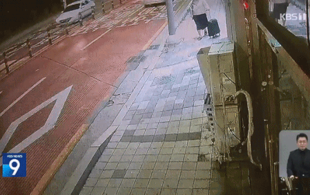 본문 이미지 - 살인을 저지른 후 자신의 집으로 가 캐리어를 챙겨 다시 범행 현장으로 되돌아가는 정유정. (KBS)