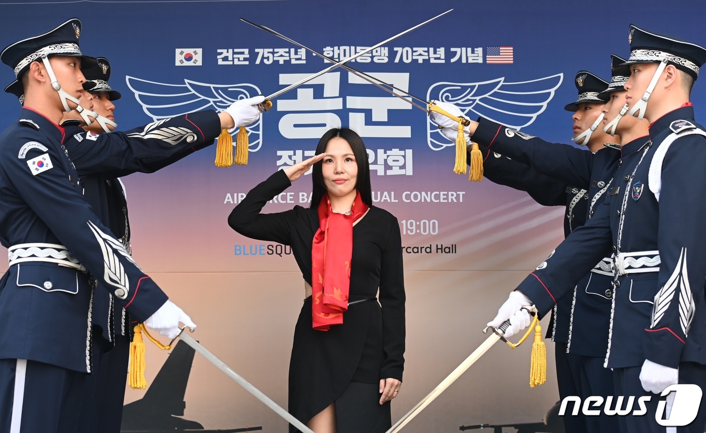 (서울=뉴스1) = 공군 홍보대사로 위촉된 가수 알리가 지난 1일 서울 용산구 블루스퀘어에서 열린 '2023 공군 정기음악회'에서 공군 조종사의 상징인 빨간마후라를 착용한 후 경례 …