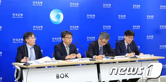 2일 서울 중구 한국은행에서 2023년 1/4분기 국민소득(잠정), 2021년 국민계정(확정) 및 2022년 국민계정(잠정) 설명회가 열리고 있다. 왼쪽부터 이인규 지출국민소득팀장, 신승철 경제통계국장, 이관교 국민소득총괄팀장, 장은종 분배국민소득반장. /뉴스1