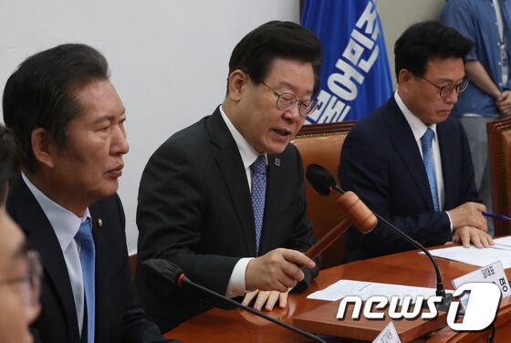 이재명 더불어민주당 대표가 2일 오전 서울 여의도 국회에서 열린 최고위원회의에서 의사봉을 두드리고 있다. 2023.6.2/뉴스1 © News1 송원영 기자