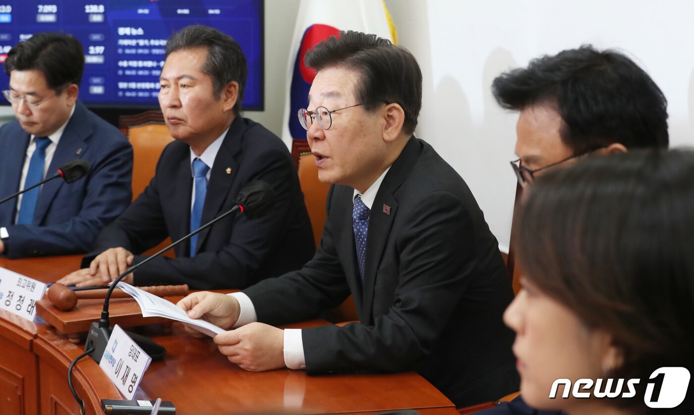 본문 이미지 - 이재명 더불어민주당 대표가 2일 오전 서울 여의도 국회에서 열린 최고위원회의에서 모두 발언을 하고 있다. 2023.6.2/뉴스1 ⓒ News1 송원영 기자
