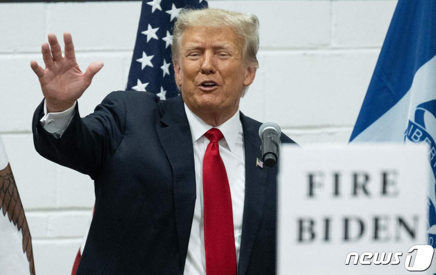 (그라임스 AFP=뉴스1) 우동명 기자 = 도널드 트럼프 전 미국 대통령이 1일(현지시간) 아이오와주 그라임스에서 열리 자원봉사 리더십 훈련에 참석을 하고 있다. 2023.6.2ⓒ …