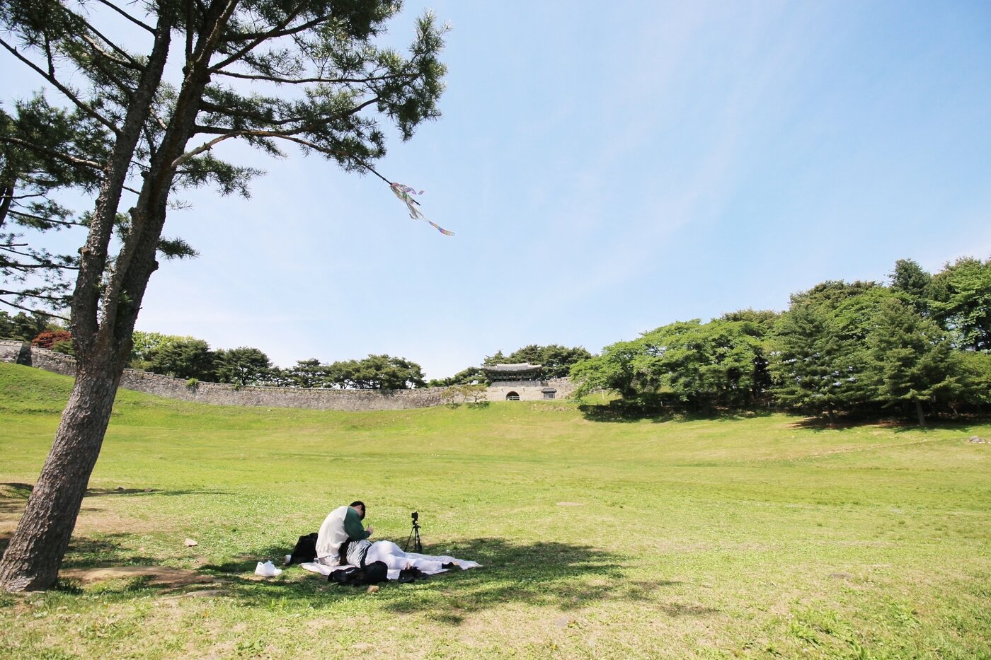본문 이미지 - 상당산성 남문 앞 자연마당(한국관광공사 제공)