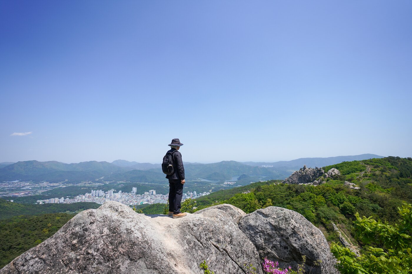 본문 이미지 - 망루로 오르는 길에 만난 탁월한 전망(한국관광공사 제공)